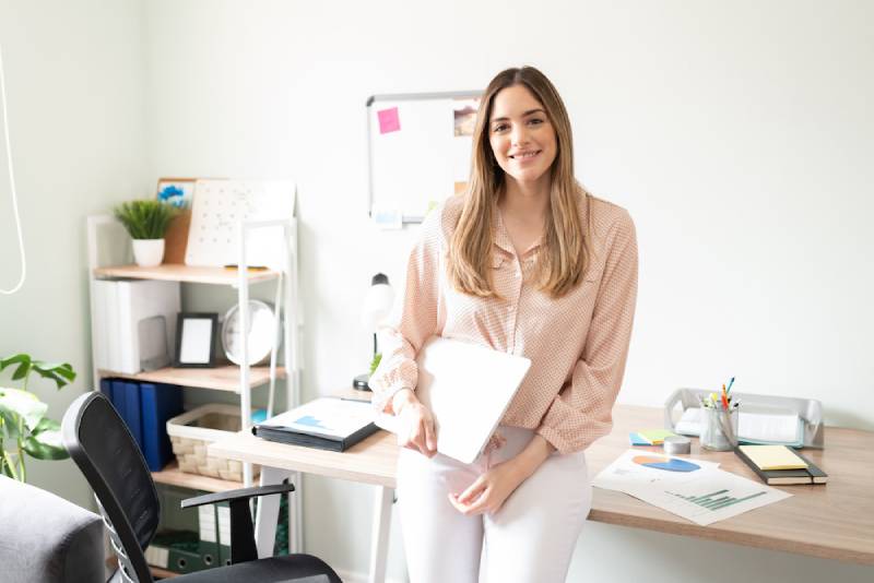 tech virtaul assistant in her office